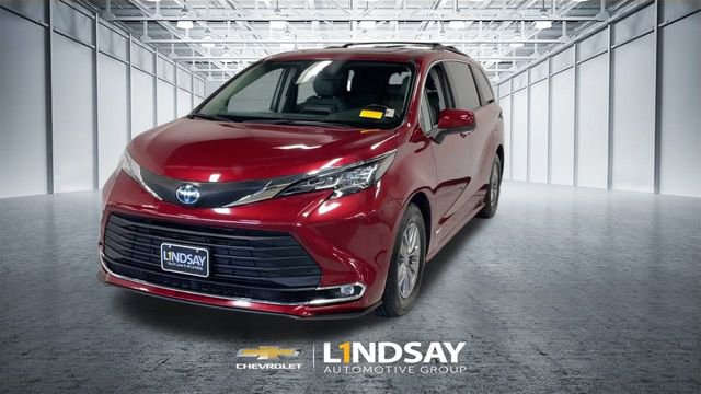 Used 2021 Toyota Sienna XLE image 5