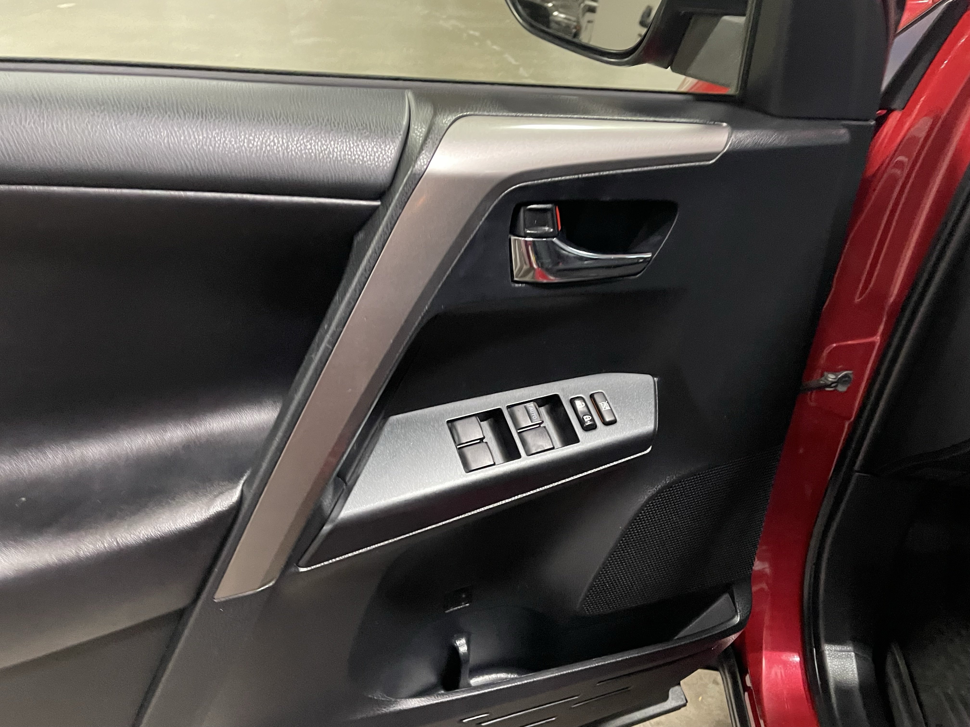 Used 2017 Toyota RAV4 XLE w/ Plus Special Value Package AWD/4WD image 18