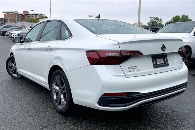 Used 2023 Volkswagen Jetta SE w/ Panoramic Sunroof Package FWD image 3