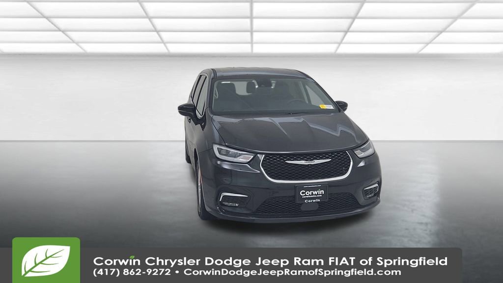 Used 2023 Chrysler Pacifica Touring-L image 4