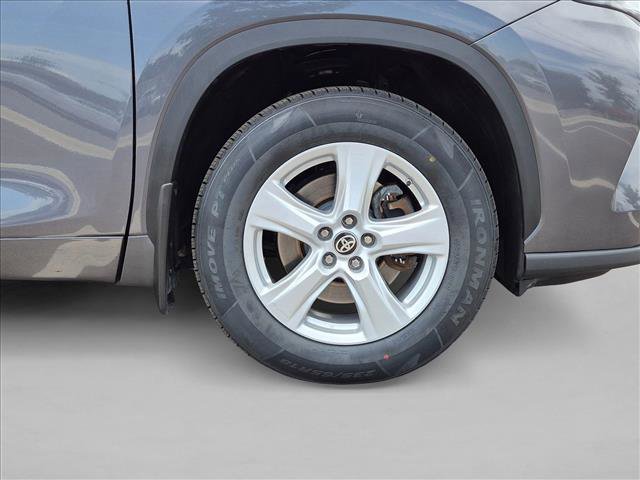 Used 2024 Toyota Highlander LE AWD/4WD image 23