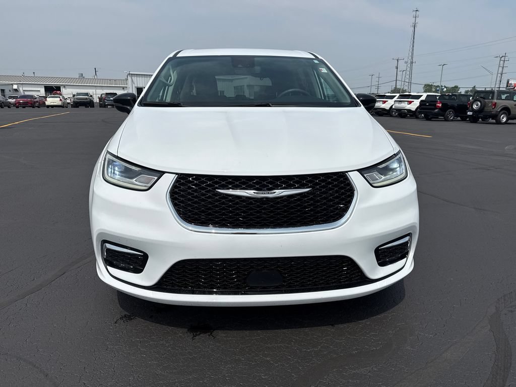 Used 2024 Chrysler Pacifica Touring-L FWD image 3