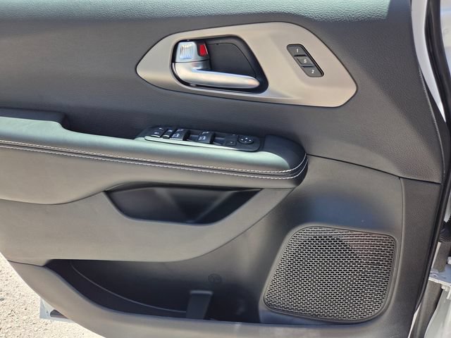 New 2027 Chrysler Pacifica Select FWD image 18
