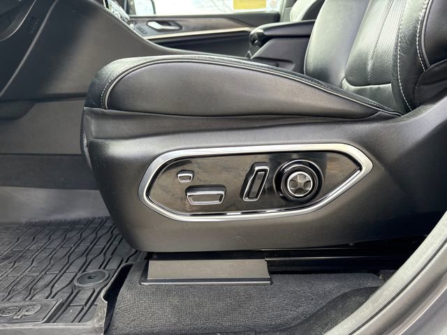 Used 2022 Jeep Grand Cherokee Overland w/ Luxury Tech Group IV AWD/4WD image 39