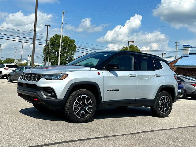 Used 2025 Jeep Compass Trailhawk AWD/4WD image 1