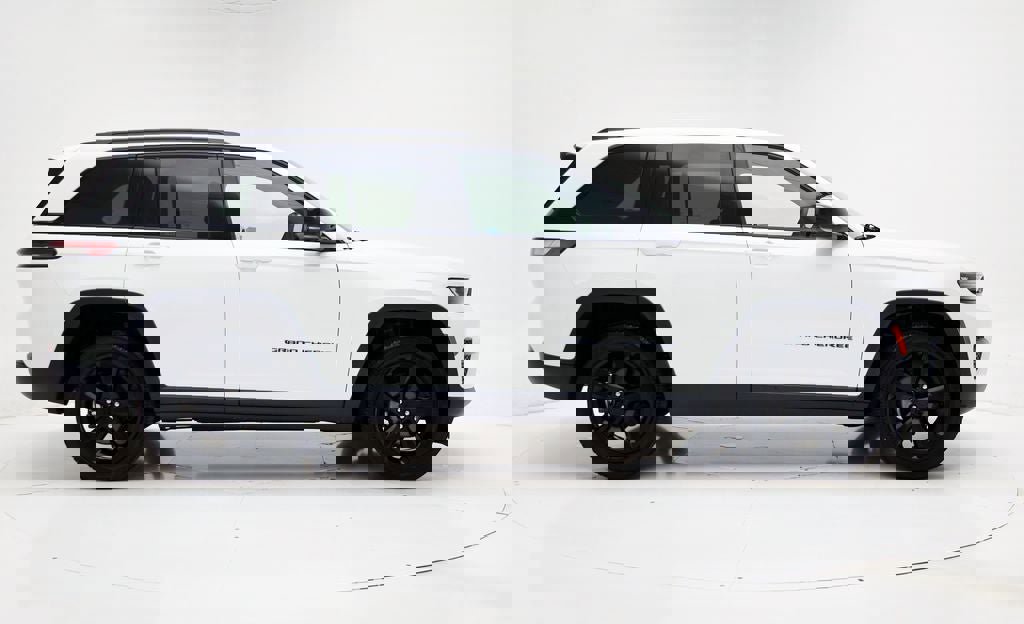 Used 2023 Jeep Grand Cherokee Altitude AWD/4WD image 3