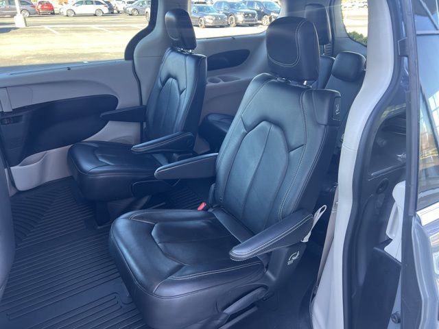 Used 2022 Chrysler Pacifica Touring-L image 16