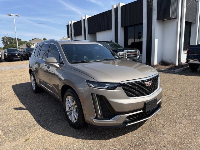 Used 2023 Cadillac XT6 Luxury w/ LPO, Floor Liner Package FWD image 4