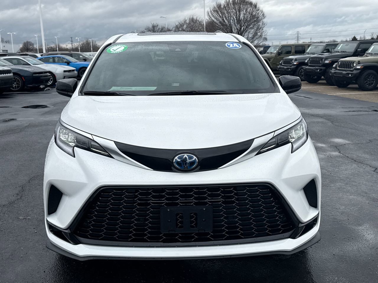 Used 2024 Toyota Sienna XSE image 8
