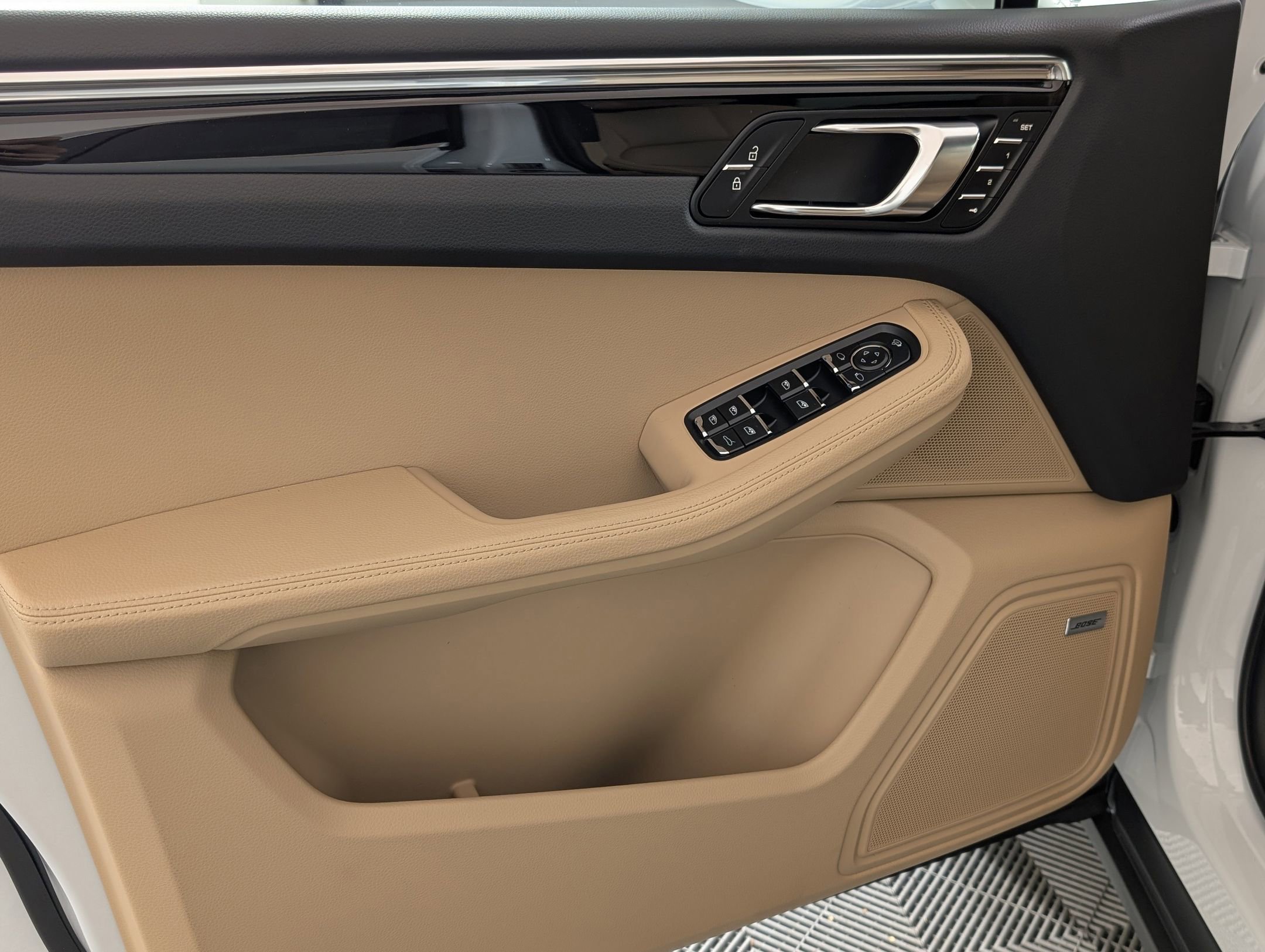 Certified 2025 Porsche Macan image 16