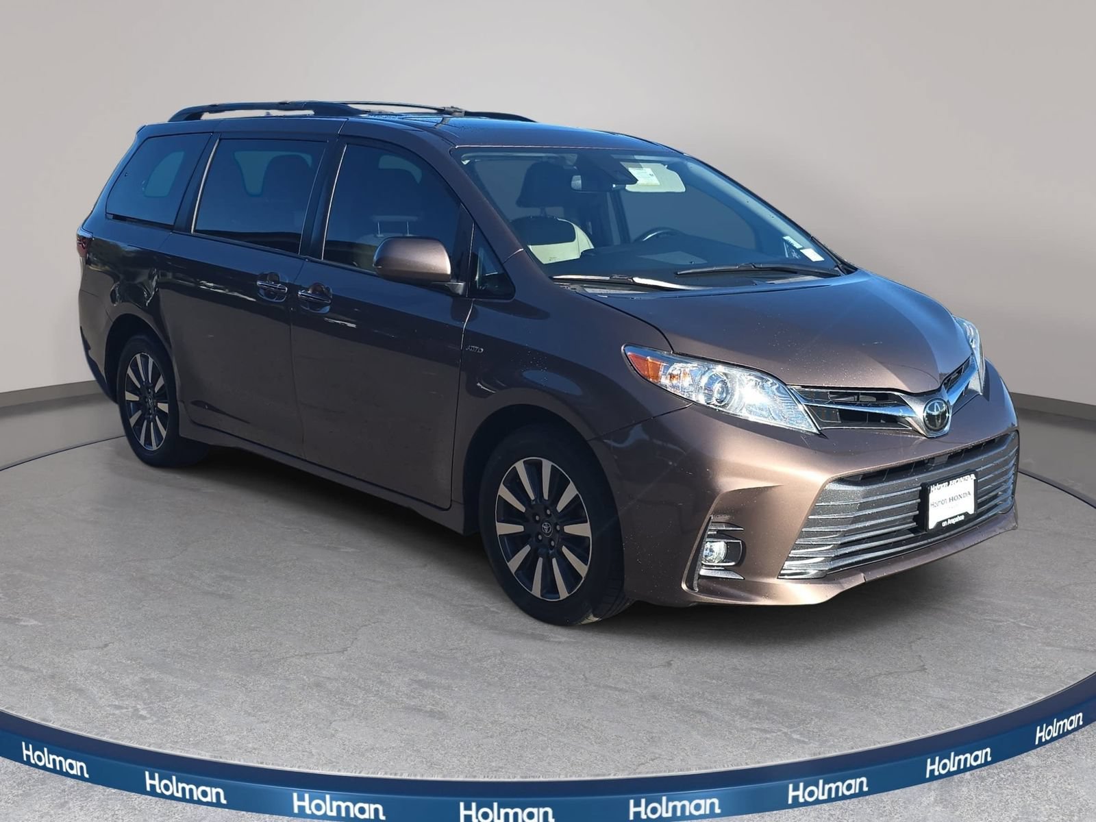Used 2018 Toyota Sienna XLE w/ XLE Navigation Package AWD/4WD image 4