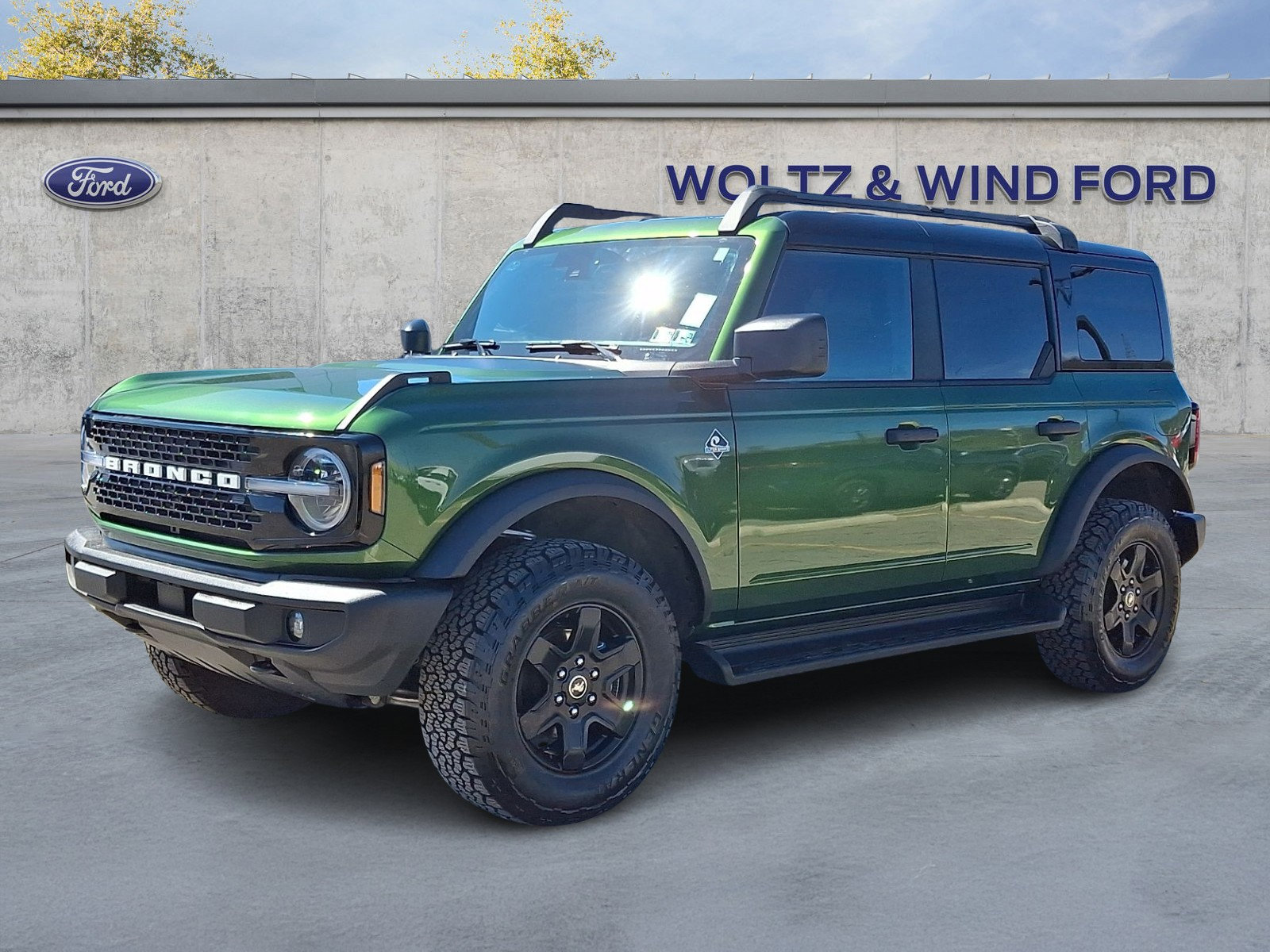 Certified 2025 Ford Bronco Outer Banks w/ Black Appearance Package image 3