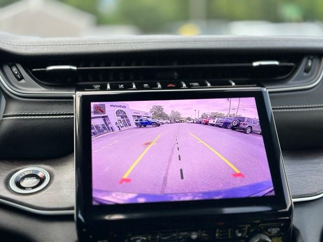 Used 2025 Jeep Grand Cherokee Limited AWD/4WD image 15
