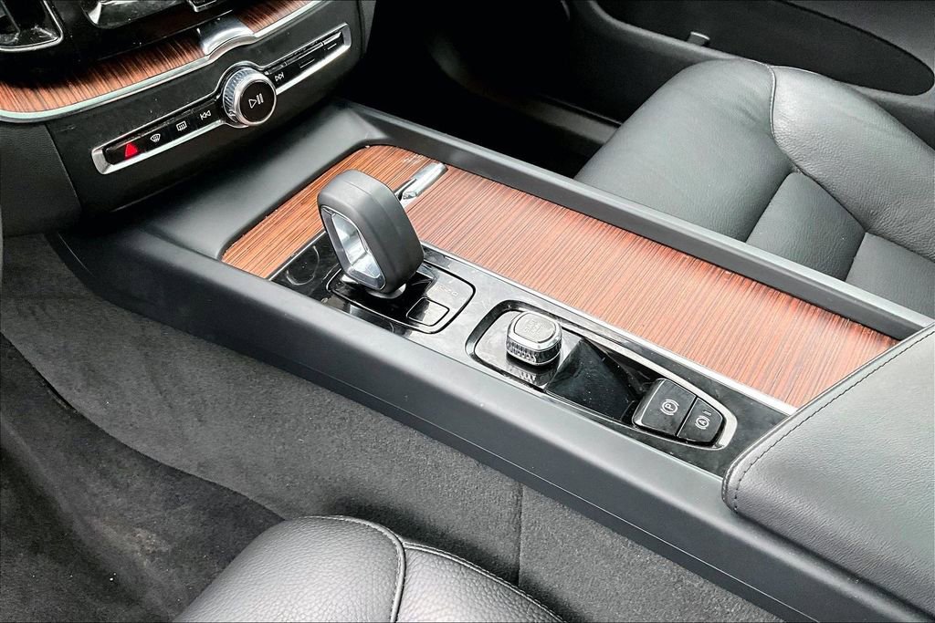 Certified 2024 Volvo XC60 B5 Plus w/ Climate Package image 18