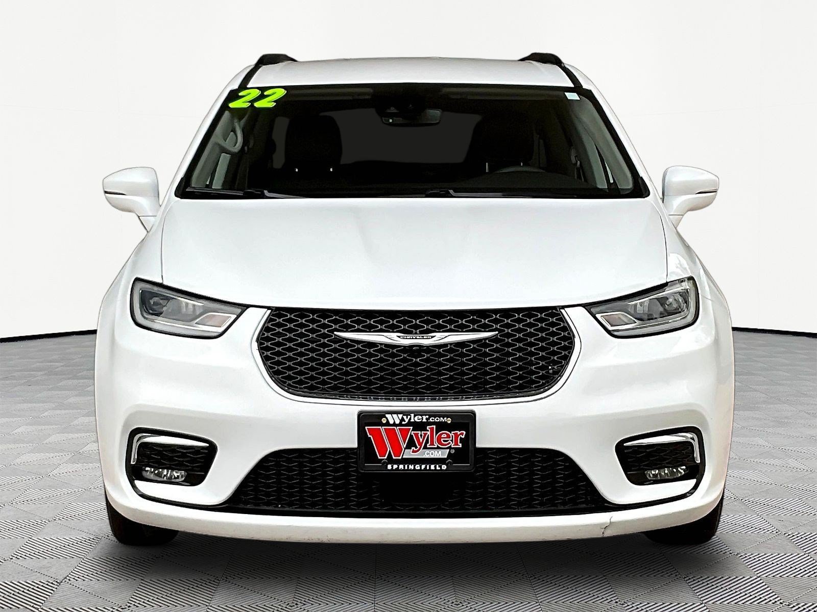 Used 2022 Chrysler Pacifica Touring-L FWD image 2