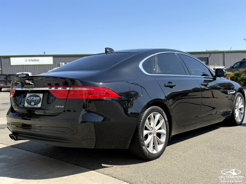 Used 2018 Jaguar XF Premium RWD image 9