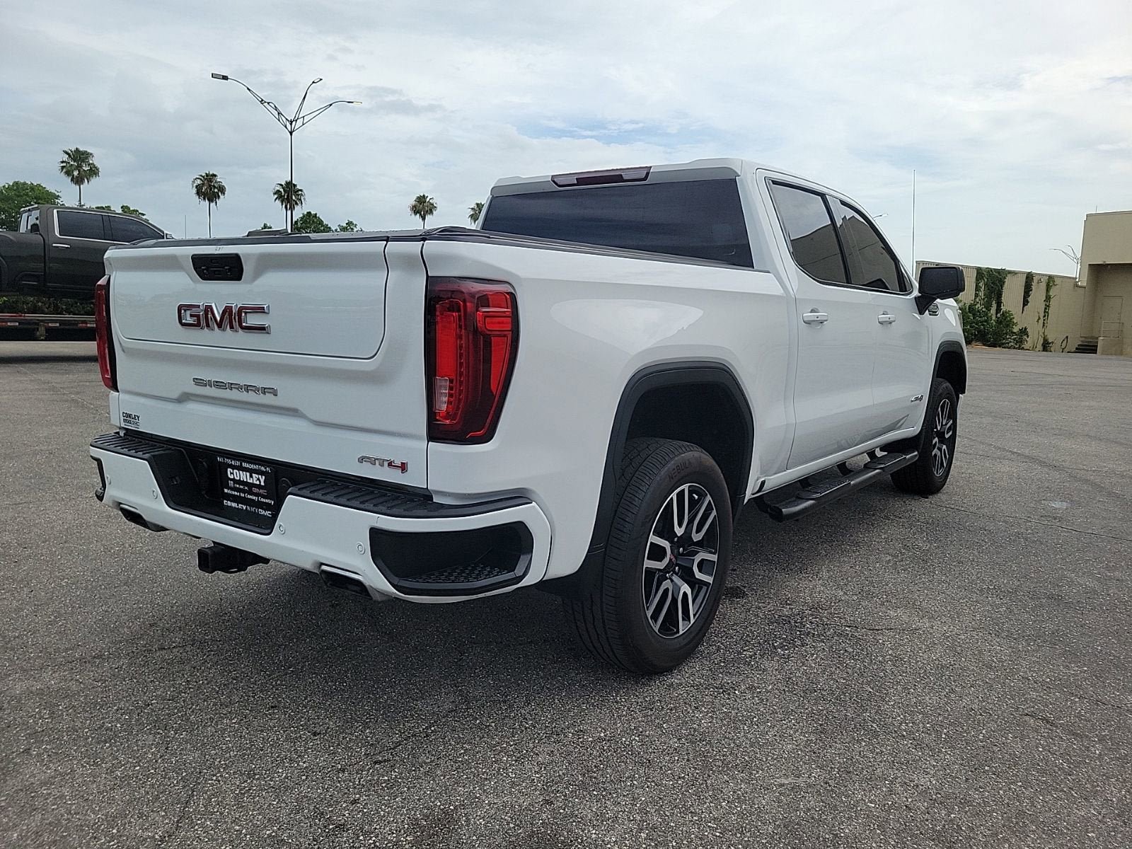 Used 2021 GMC Sierra 1500 AT4 w/ Driver Alert Package II AWD/4WD image 5