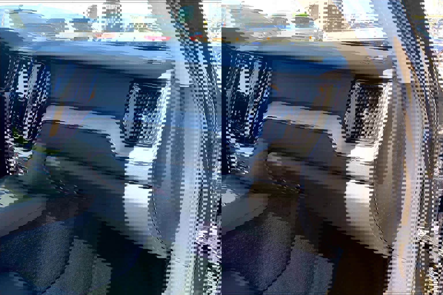 Used 2025 Volvo XC60 B5 Plus image 18