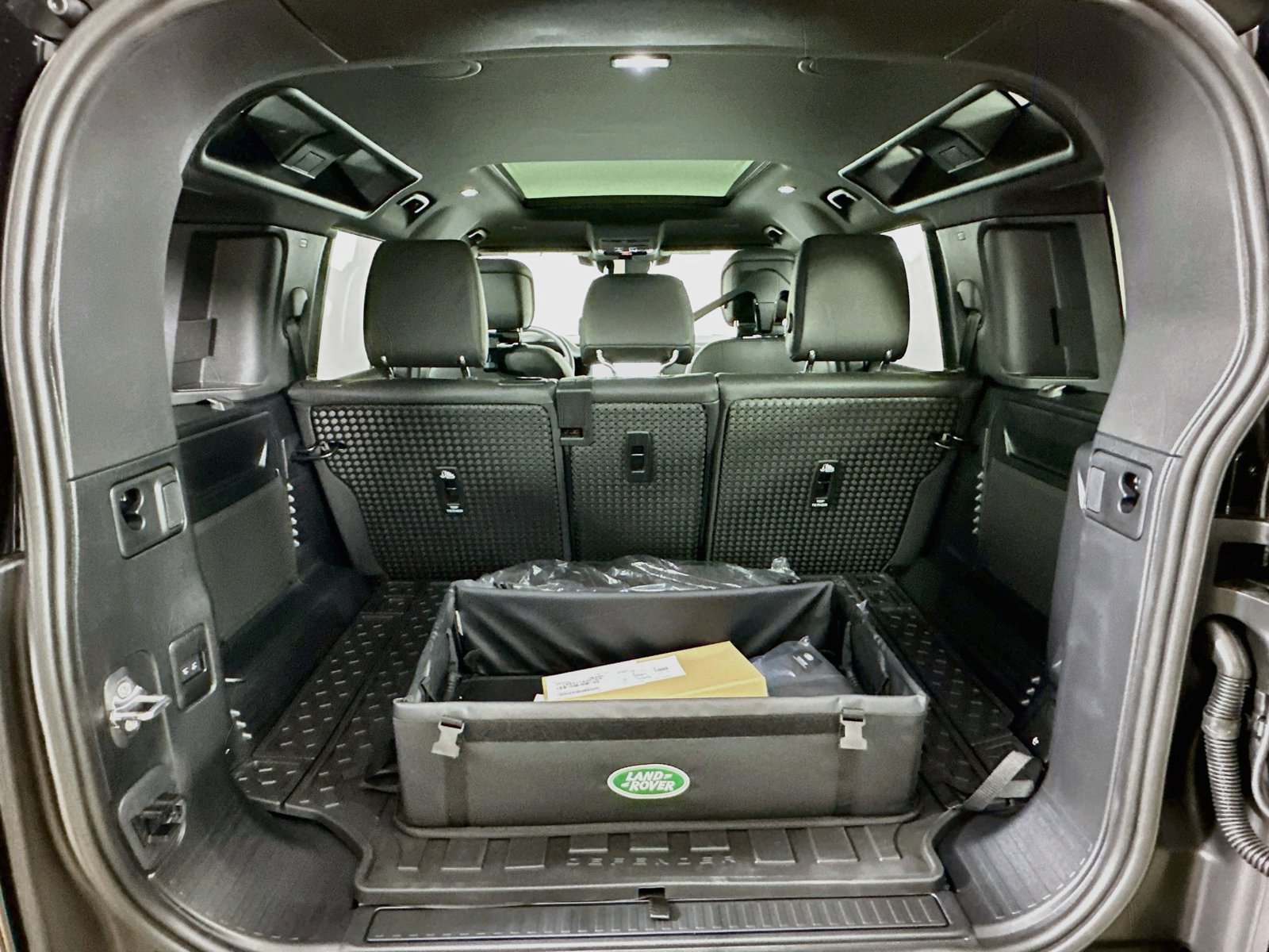 New 2026 Land Rover Defender 110 X-Dynamic SE AWD/4WD image 40