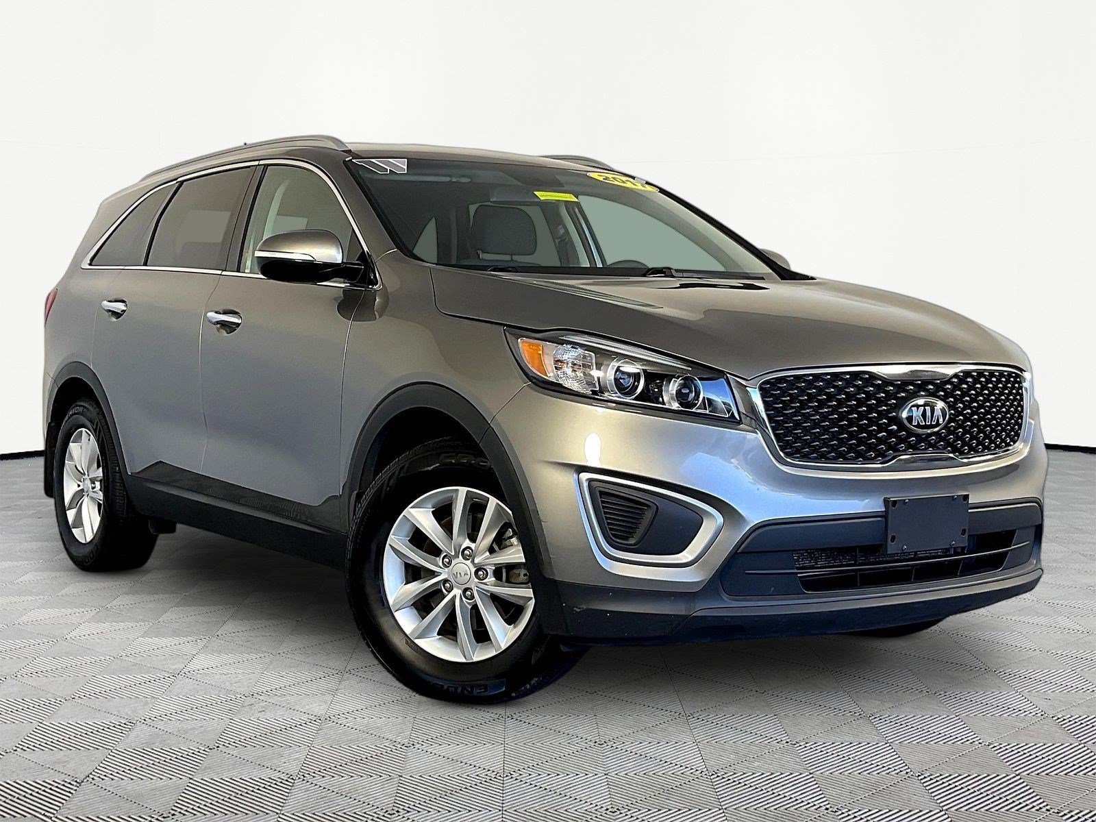 Used 2017 Kia Sorento FWD image 3