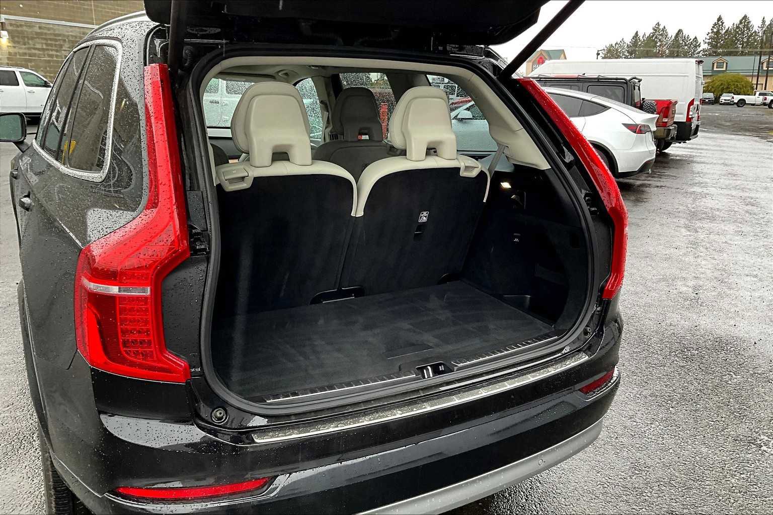 Used 2022 Volvo XC90 T6 Momentum w/ Climate Package image 19