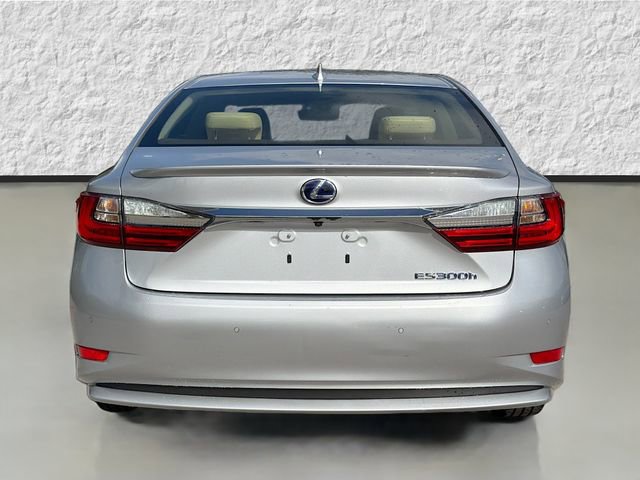 Used 2016 Lexus ES 300h w/ Luxury Package w/Wood Trim image 4