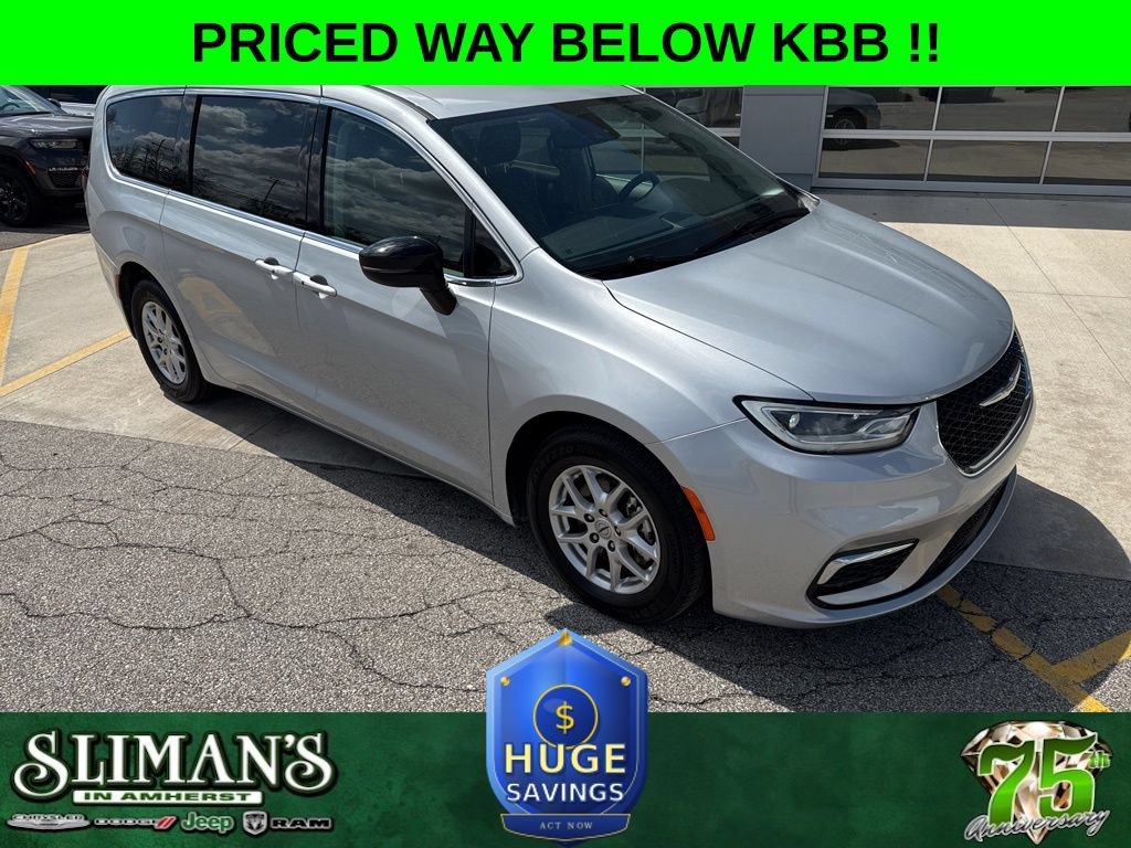 Used 2024 Chrysler Pacifica Touring-L FWD image 1