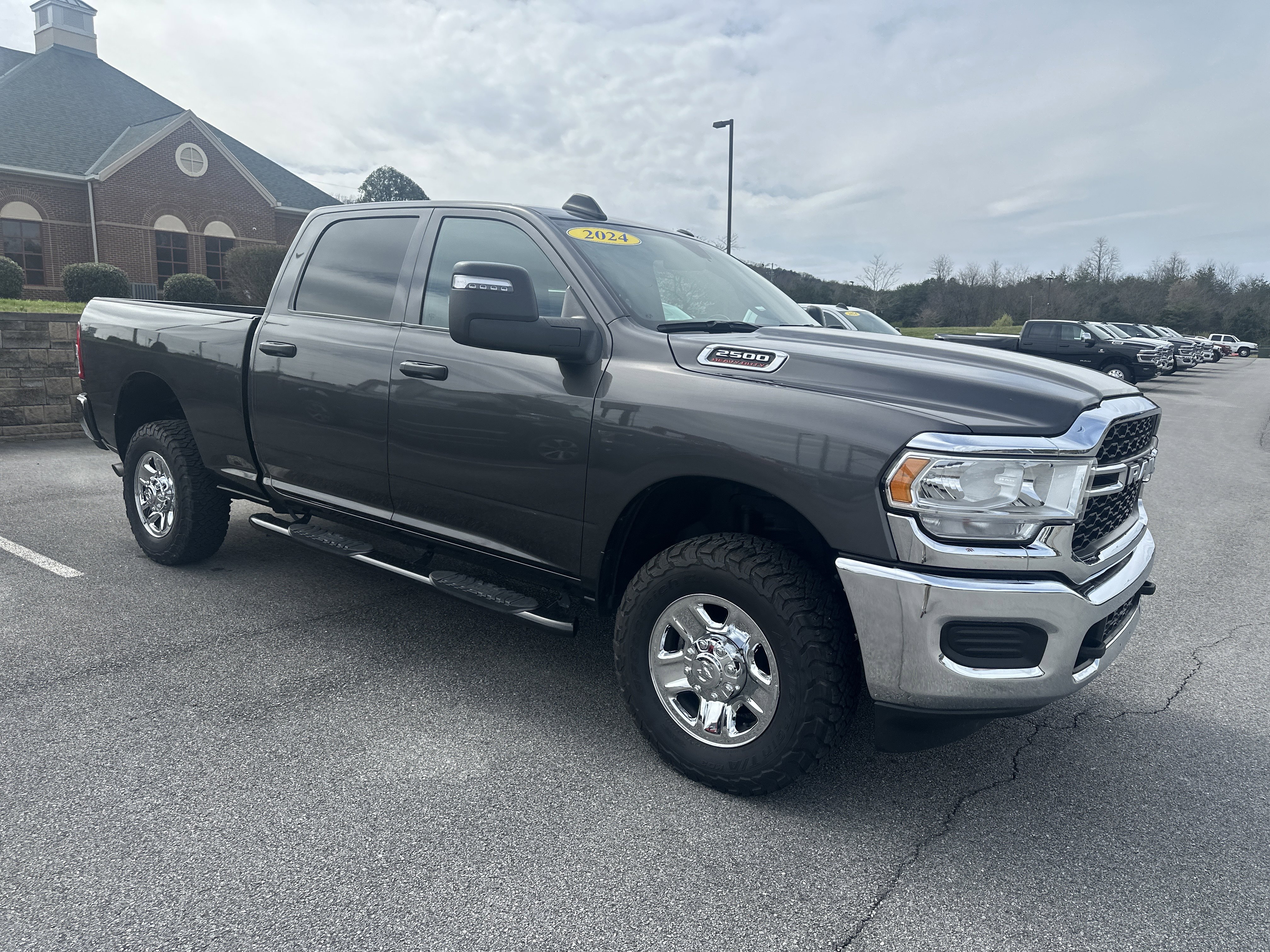 Used 2024 RAM 2500 Tradesman w/ Chrome Appearance Group AWD/4WD image 5