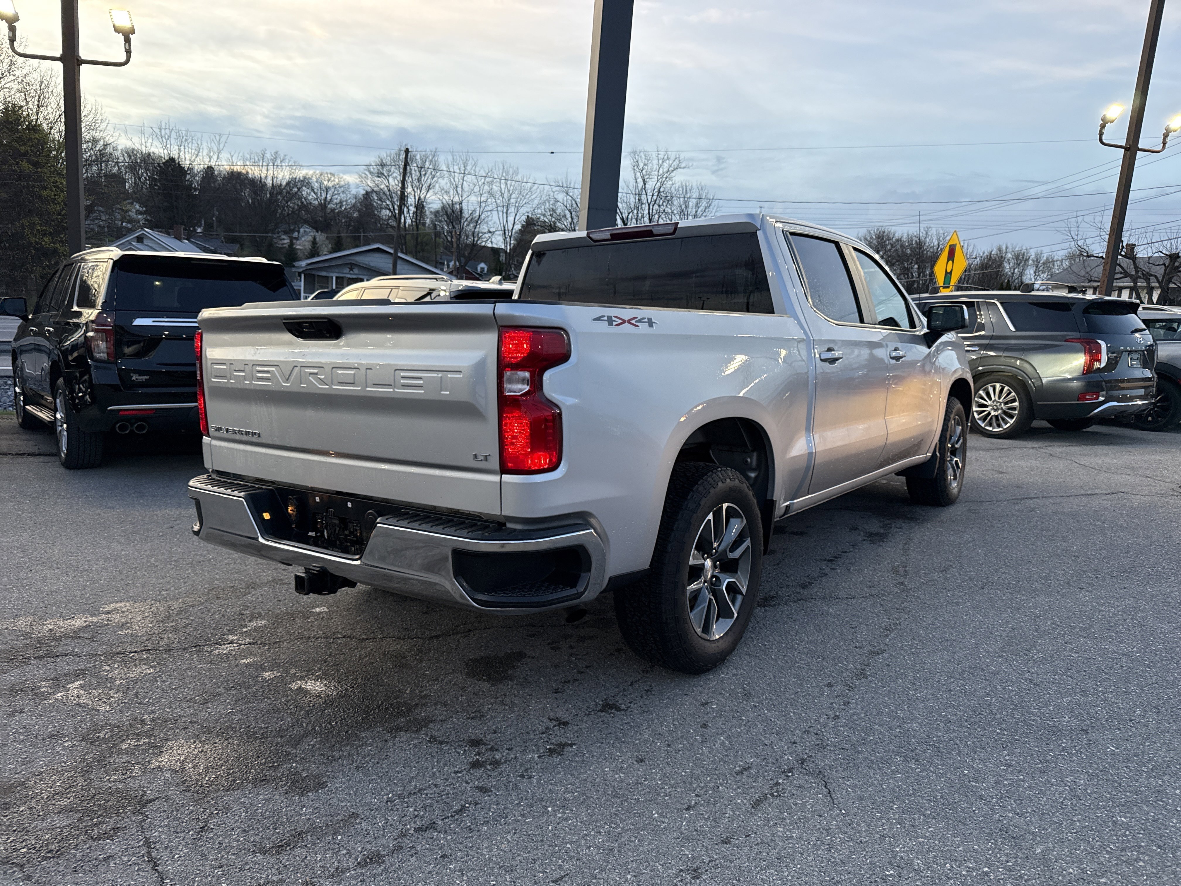 Used 2022 Chevrolet Silverado 1500 LT image 3