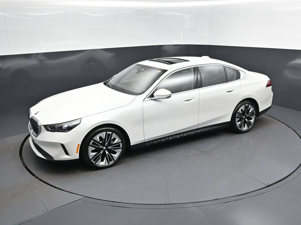 Certified 2026 BMW 530i RWD image 1