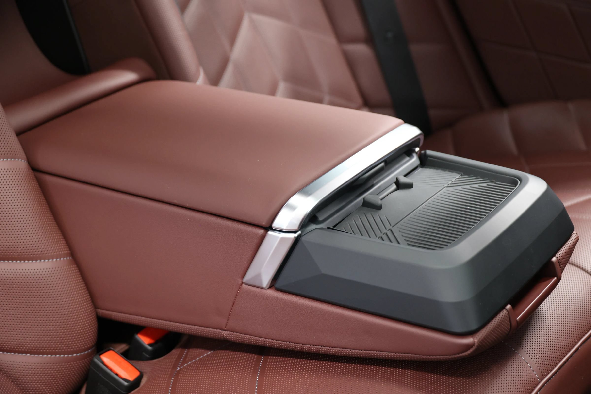 Used 2023 BMW 740i w/ Parking Assistance Package RWD image 82