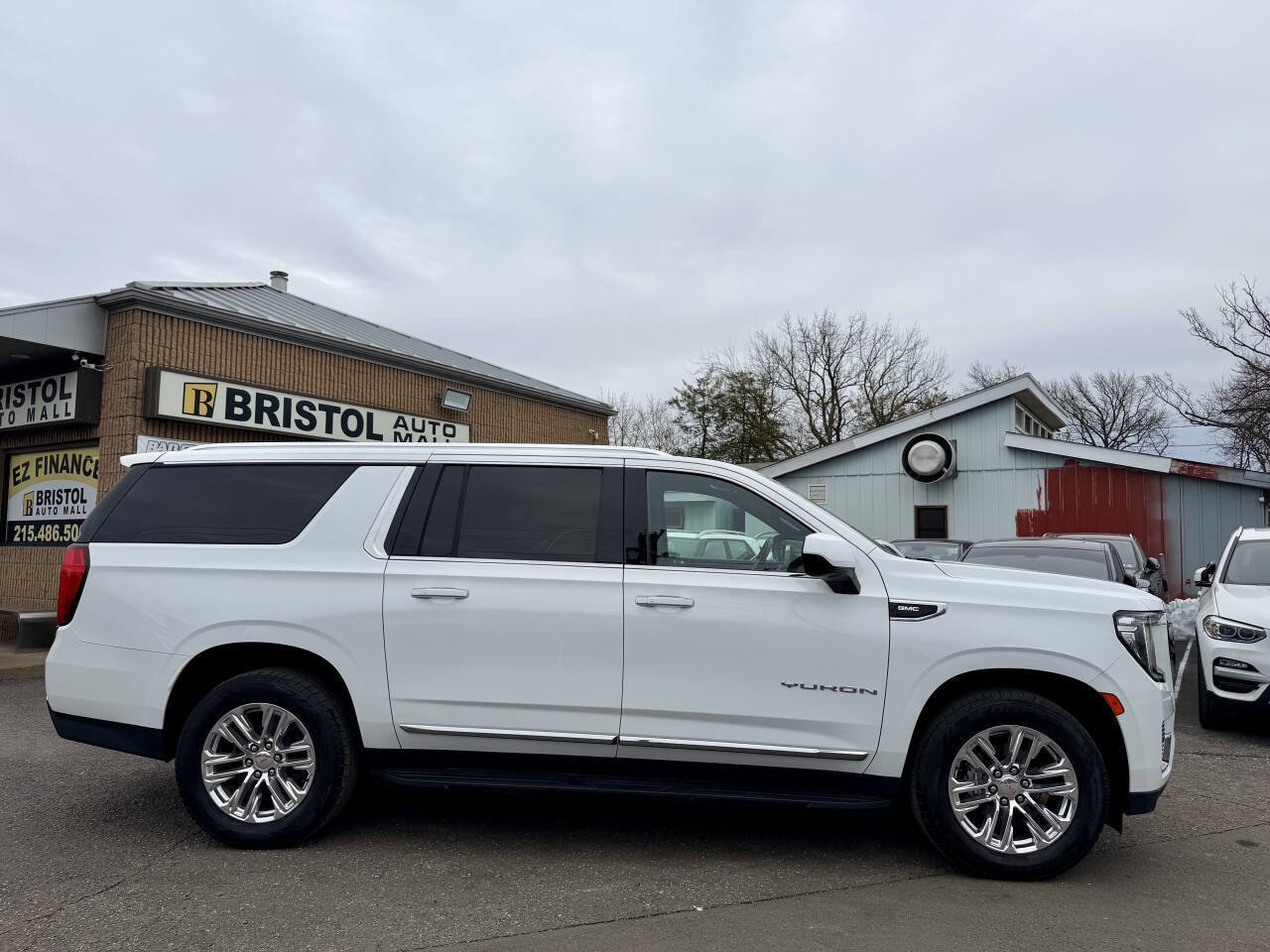 Used 2021 GMC Yukon XL SLT image 3