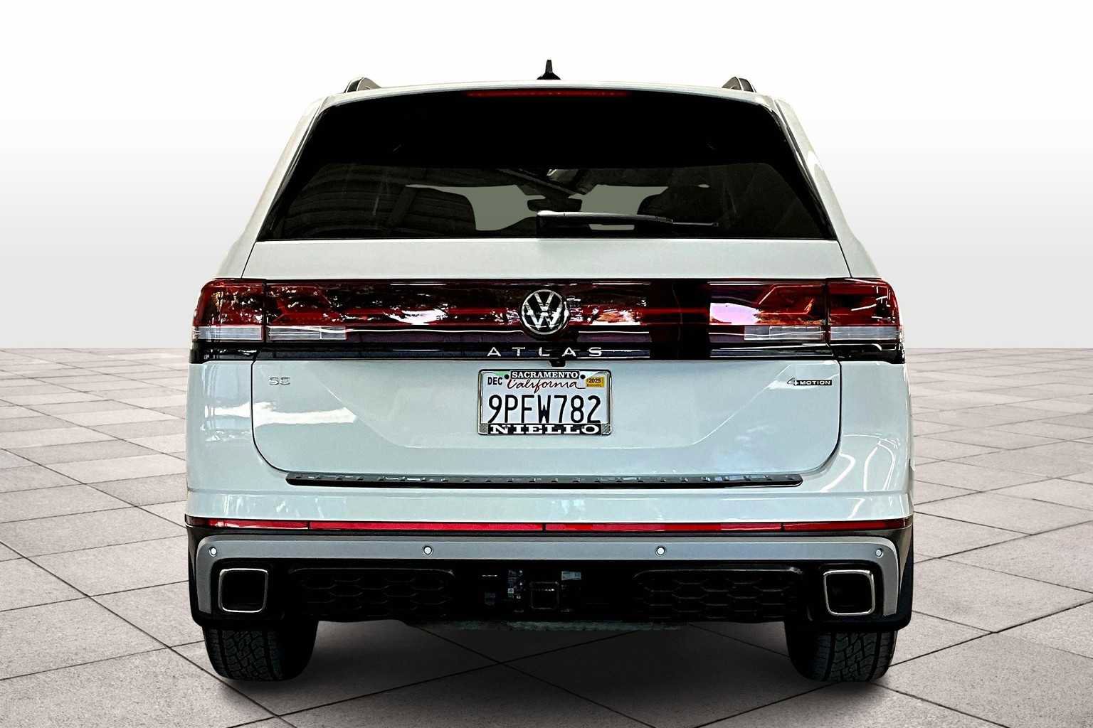 Used 2025 Volkswagen Atlas Peak Edition SE image 7