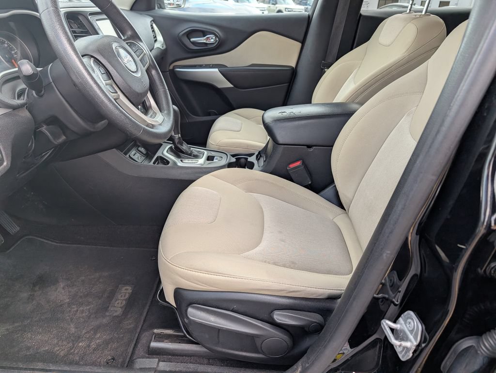 Used 2018 Jeep Cherokee Latitude FWD image 12