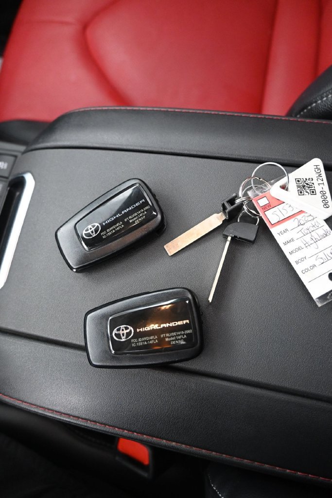 Used 2023 Toyota Highlander XSE AWD/4WD image 9