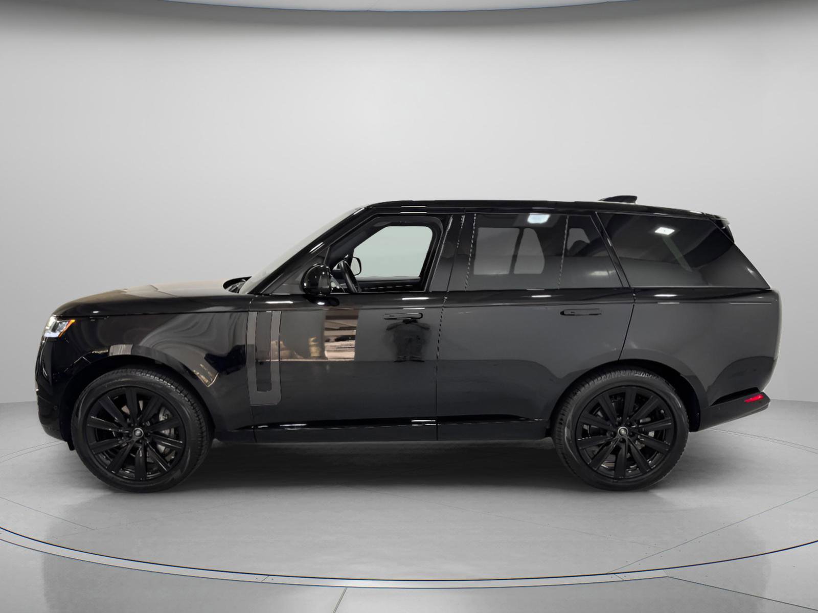 Used 2025 Land Rover Range Rover SE image 2