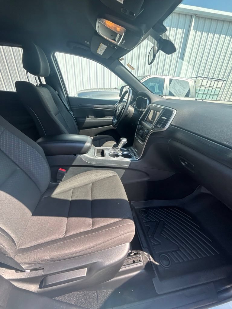 Used 2020 Jeep Grand Cherokee Laredo AWD/4WD image 24