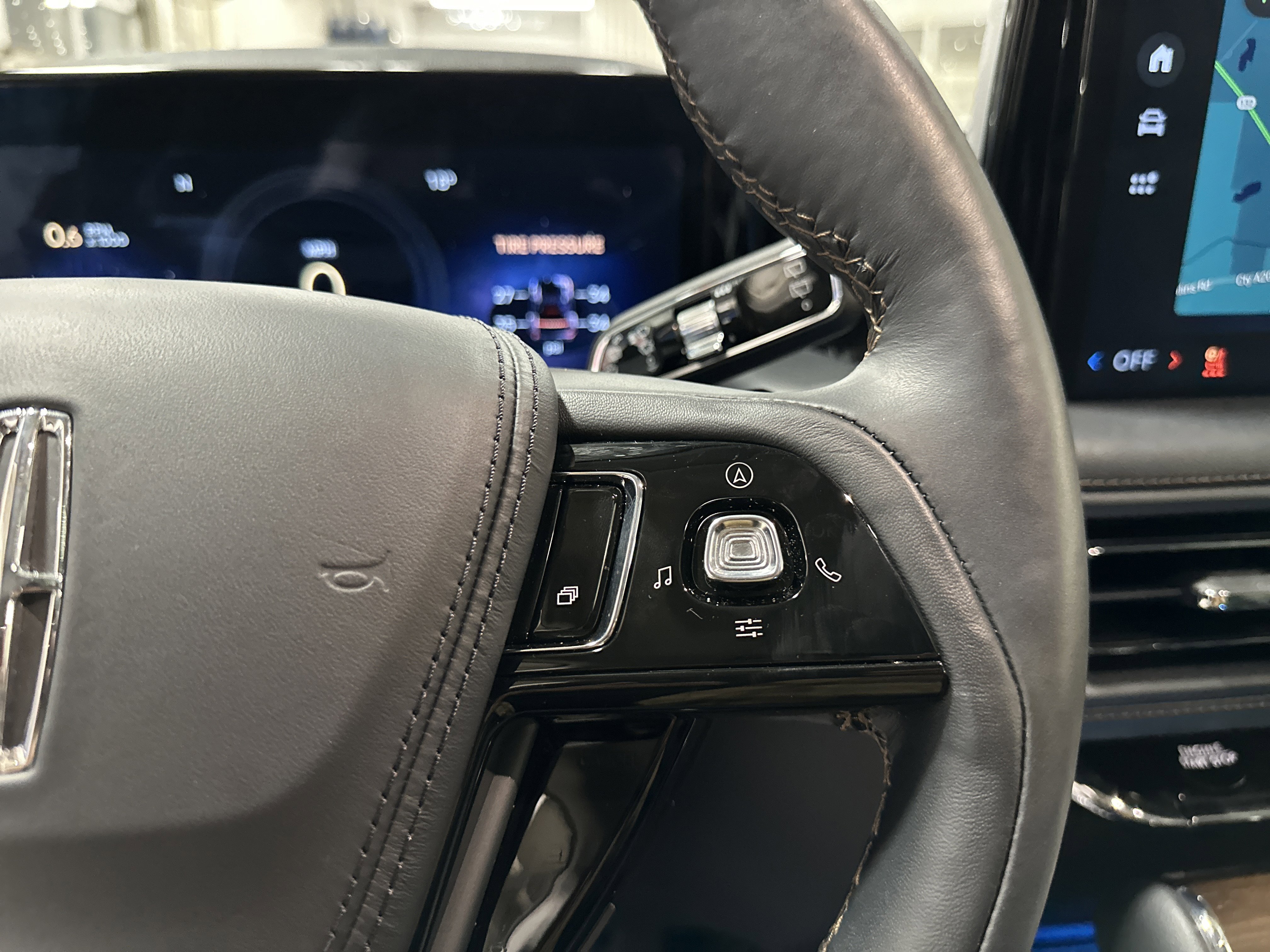 Used 2025 Lincoln Aviator Reserve w/ Equipment Group 201A image 23