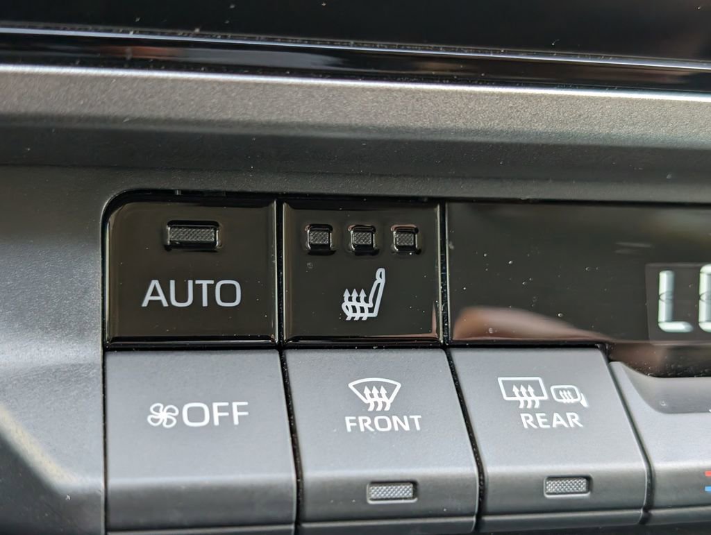 Used 2025 Toyota Camry XLE image 29