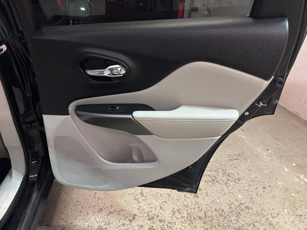Used 2019 Jeep Cherokee Limited AWD/4WD image 27