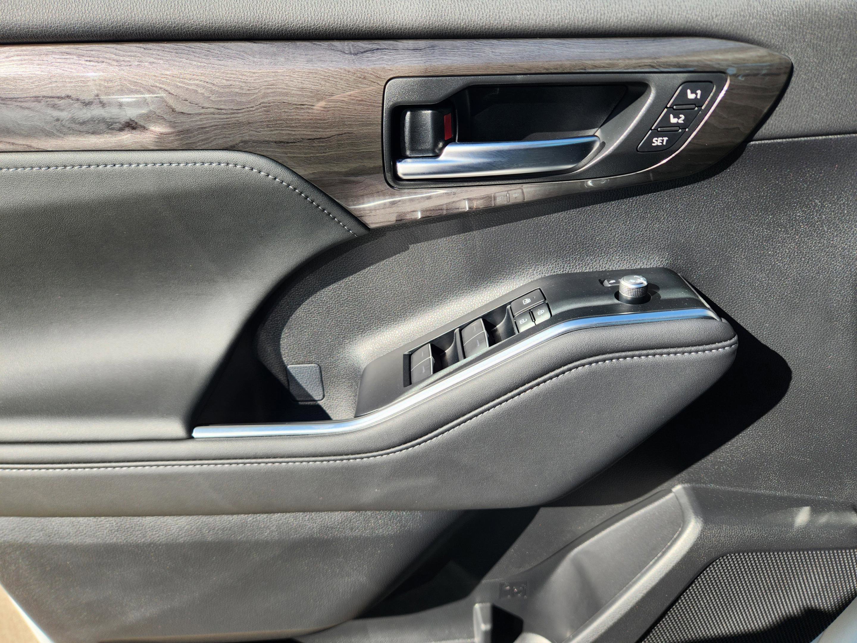 Used 2025 Toyota Highlander Platinum image 22