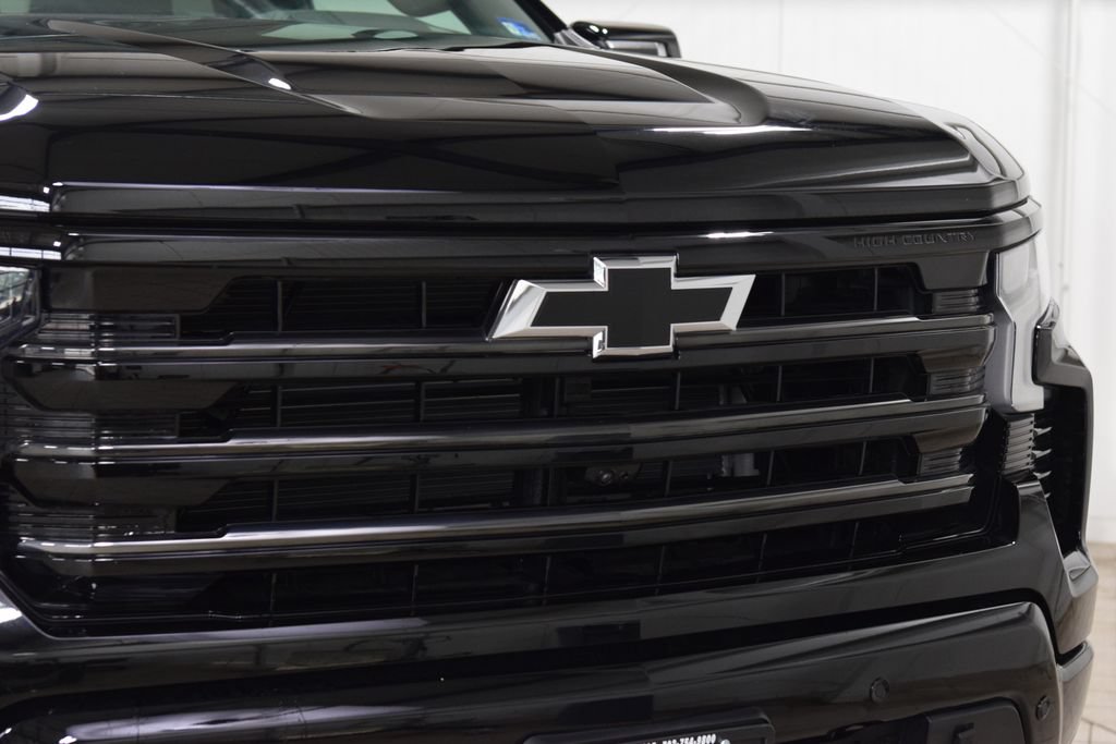 Used 2025 Chevrolet Silverado 1500 High Country w/ Midnight Edition AWD/4WD image 9