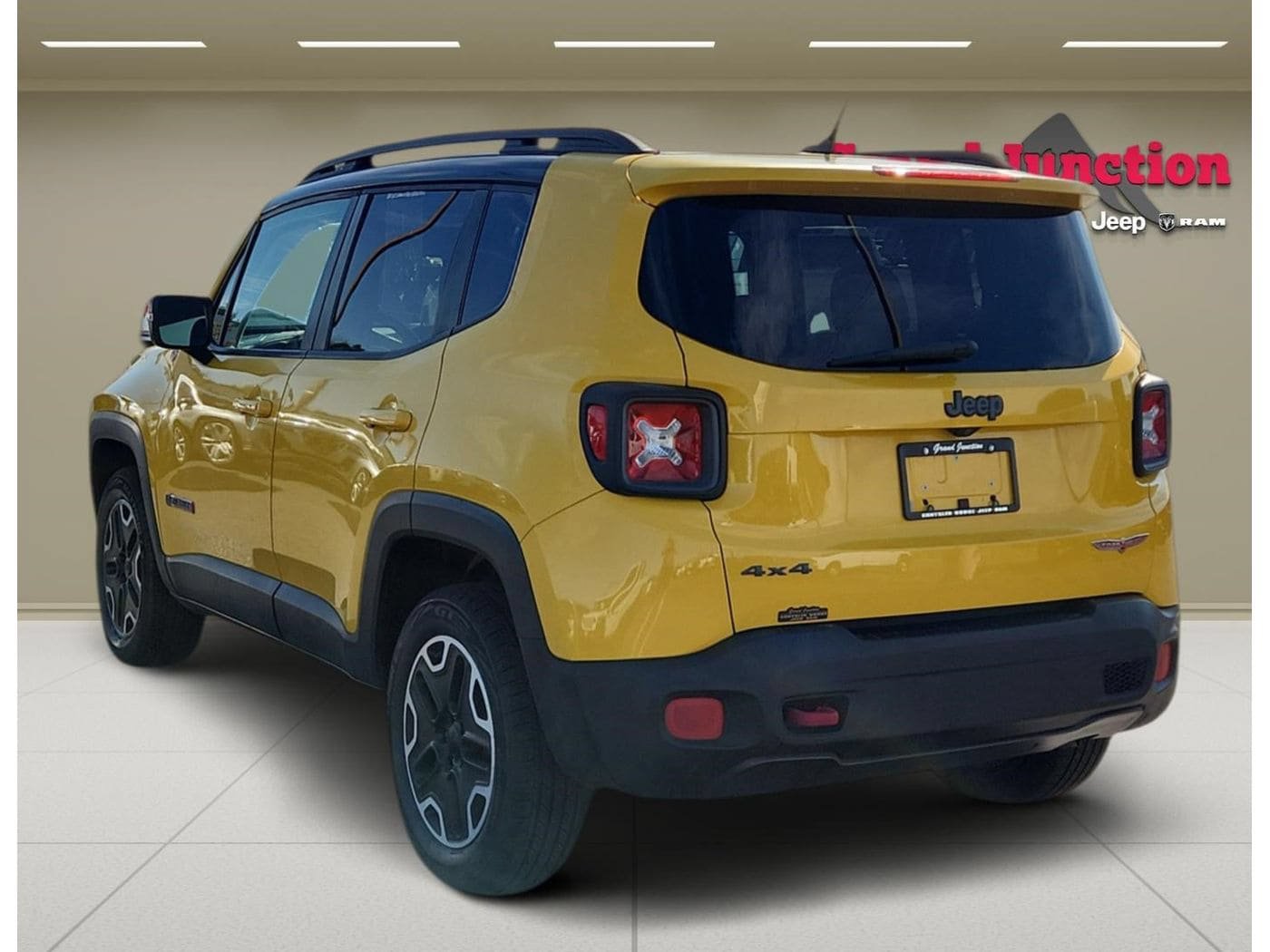 Used 2015 Jeep Renegade Trailhawk w/ Popular Equipment Group AWD/4WD image 4