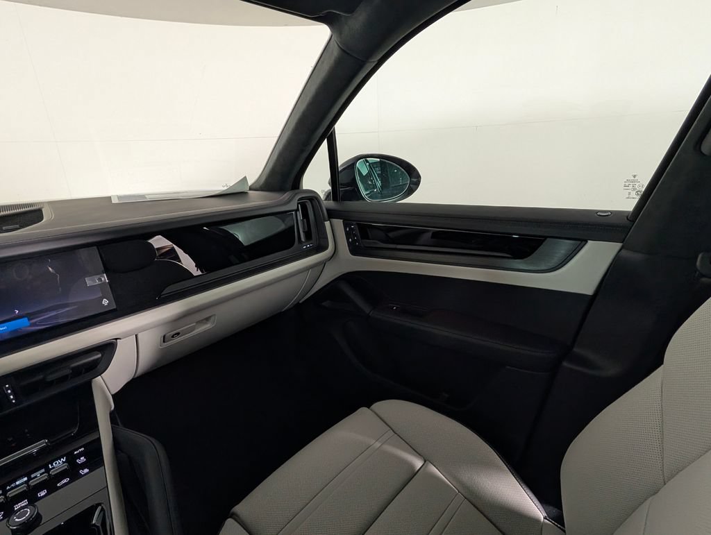 New 2026 Porsche Cayenne GTS AWD/4WD image 23