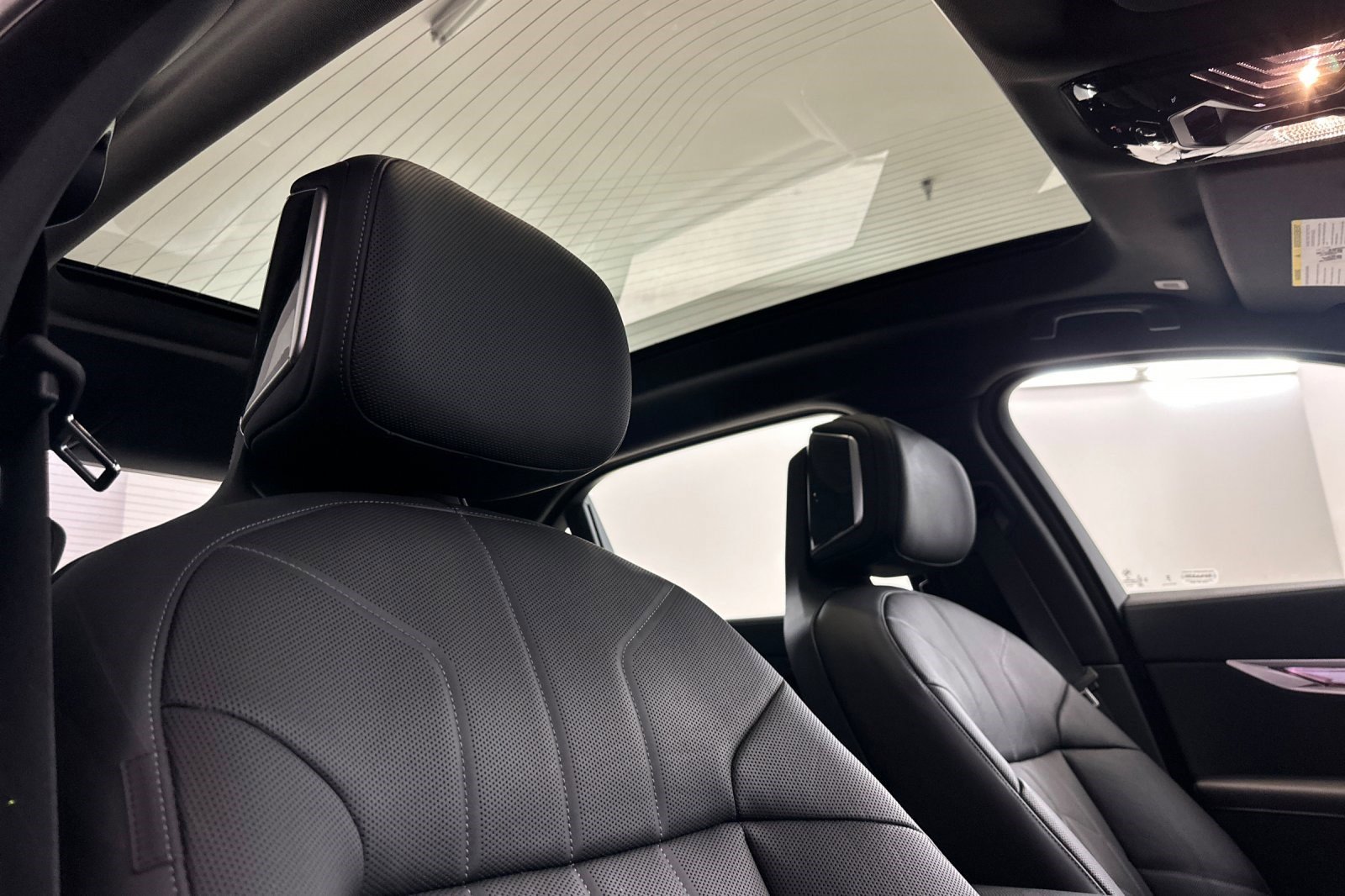 Certified 2024 BMW i7 xDrive60 image 27