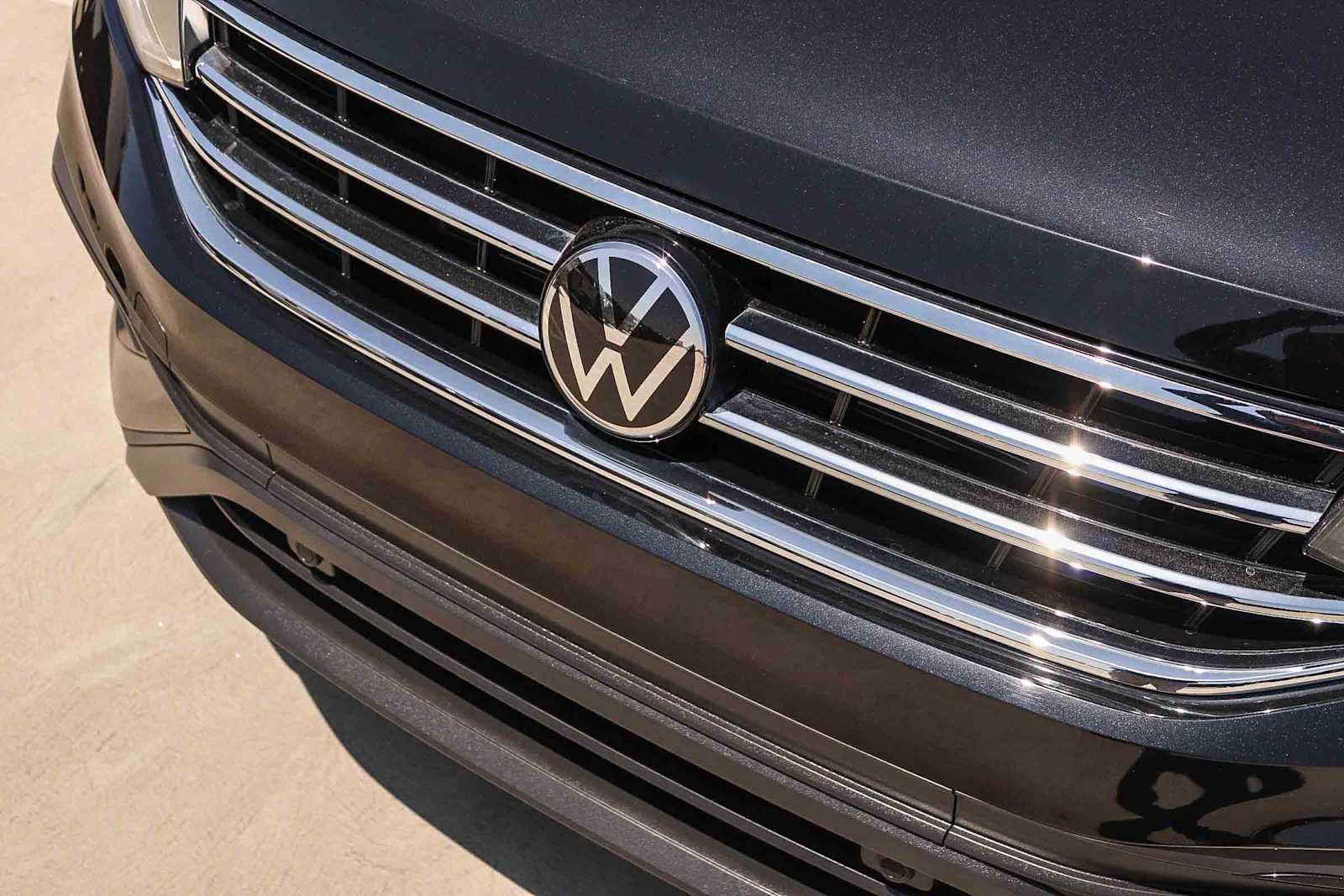 Used 2023 Volkswagen Tiguan SE w/ Panoramic Sunroof Package FWD image 8