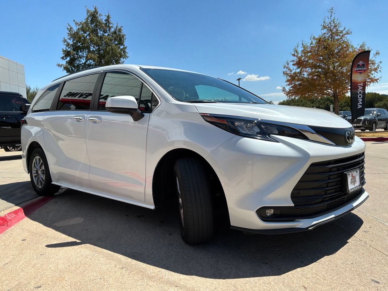 Used 2026 Toyota Sienna XLE FWD image 4