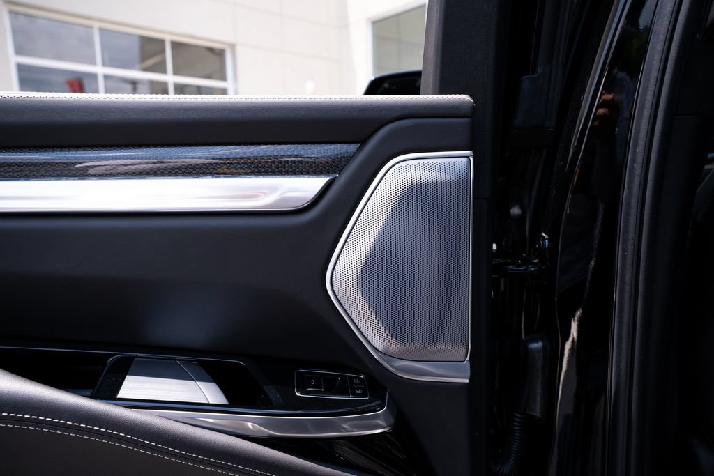 Used 2025 Cadillac Escalade ESV V AWD/4WD image 49