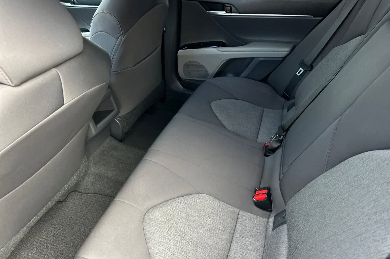 Used 2018 Toyota Camry LE FWD image 5
