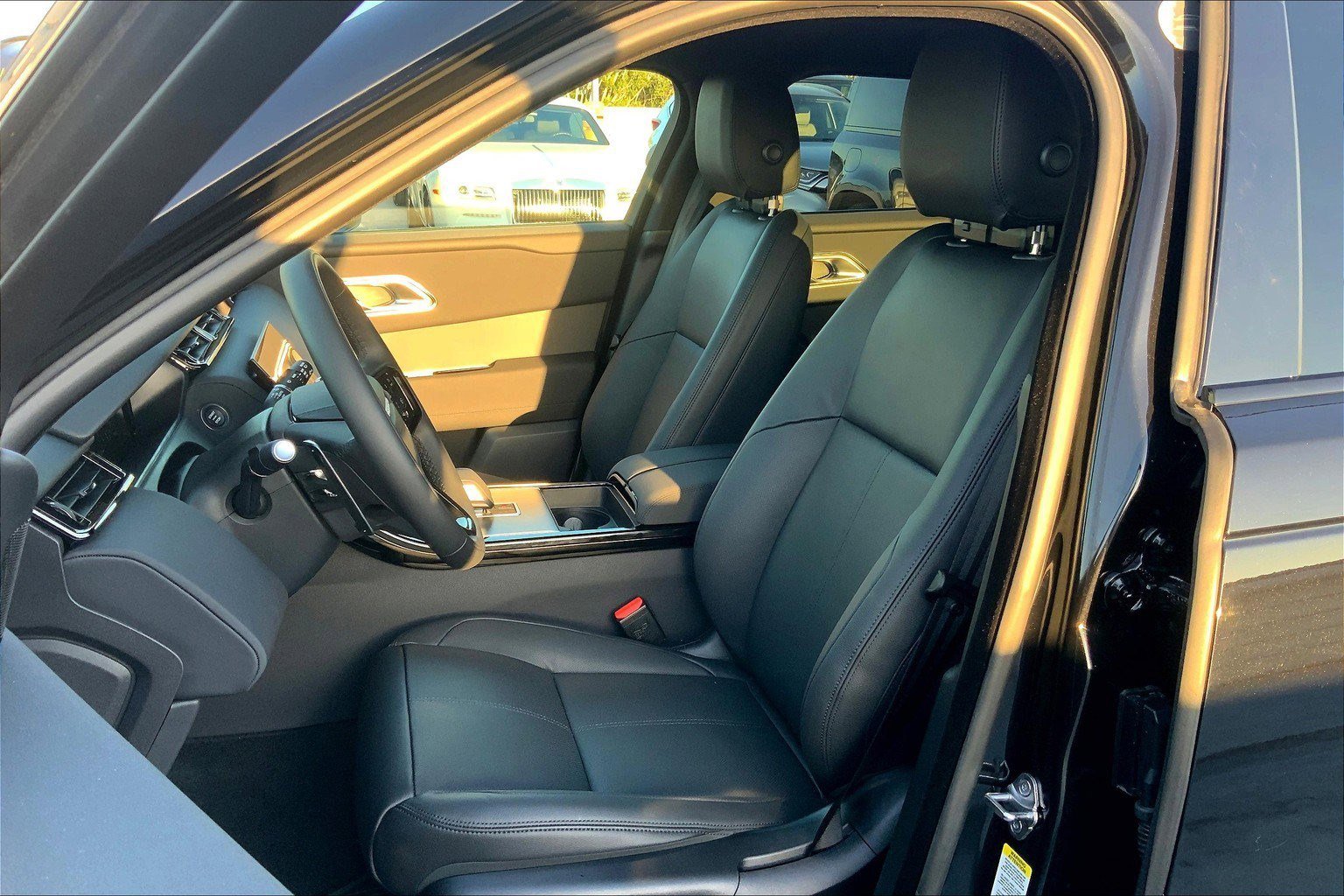 New 2025 Land Rover Range Rover Velar Dynamic SE image 6